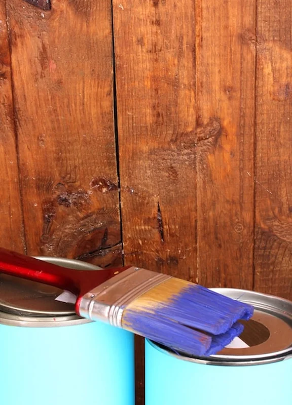 Malowanie drewnianego ogrodzenia