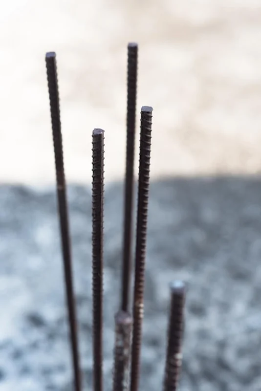 Zbliżenie stalowego pręta zbrojeniowego do konstrukcji budowlanych