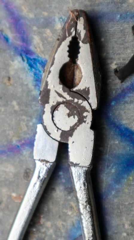 Zardzewiałe kombinerki z zużytymi uchwytami