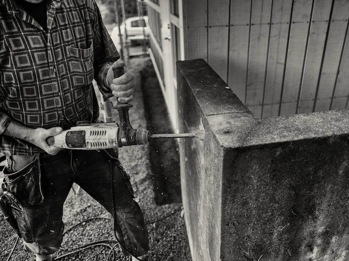 Człowiek wycinający kamień narzędziem ręcznym