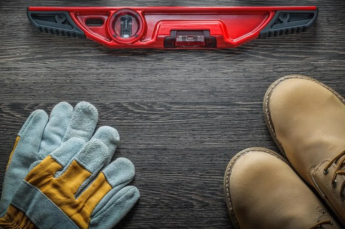 Rękawice ochronne na poziomie konstrukcyjnym, buty na drewnianej desce