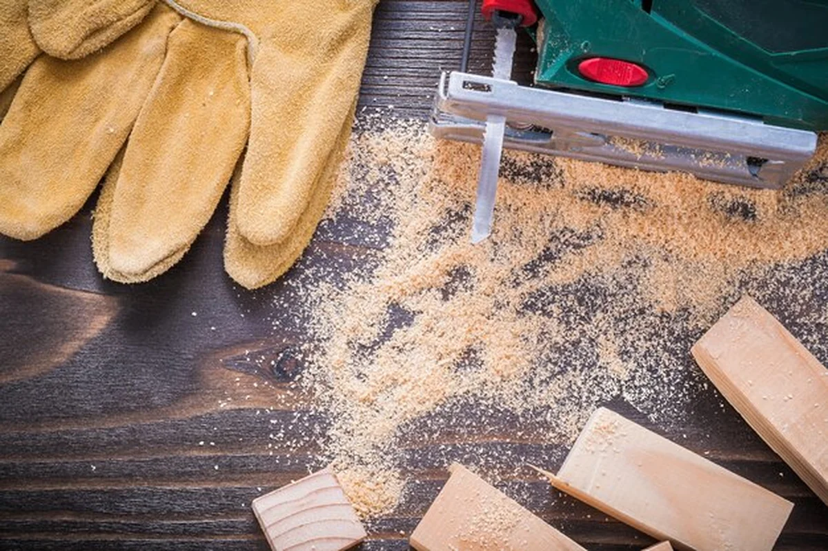 Elektryczna wyrzynarka i skórzane rękawiczki