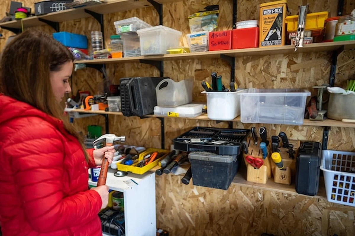 Kobieta w garażu z narzędziami na półce