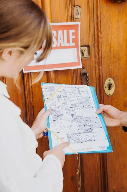 Agent nieruchomości z planem