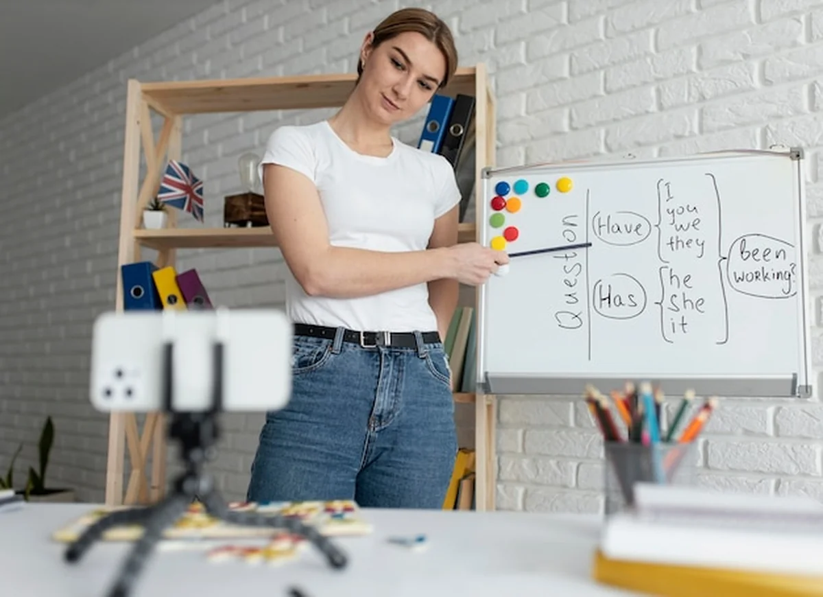 Kobieta uczy dzieci angielskiego online