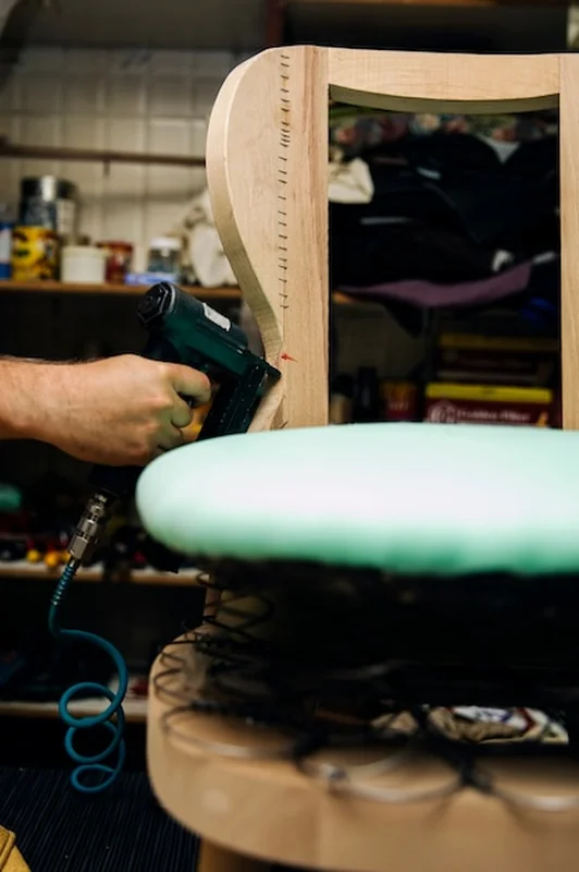 Warsztat tapicerski z różnymi metodami tapicerowania mebli