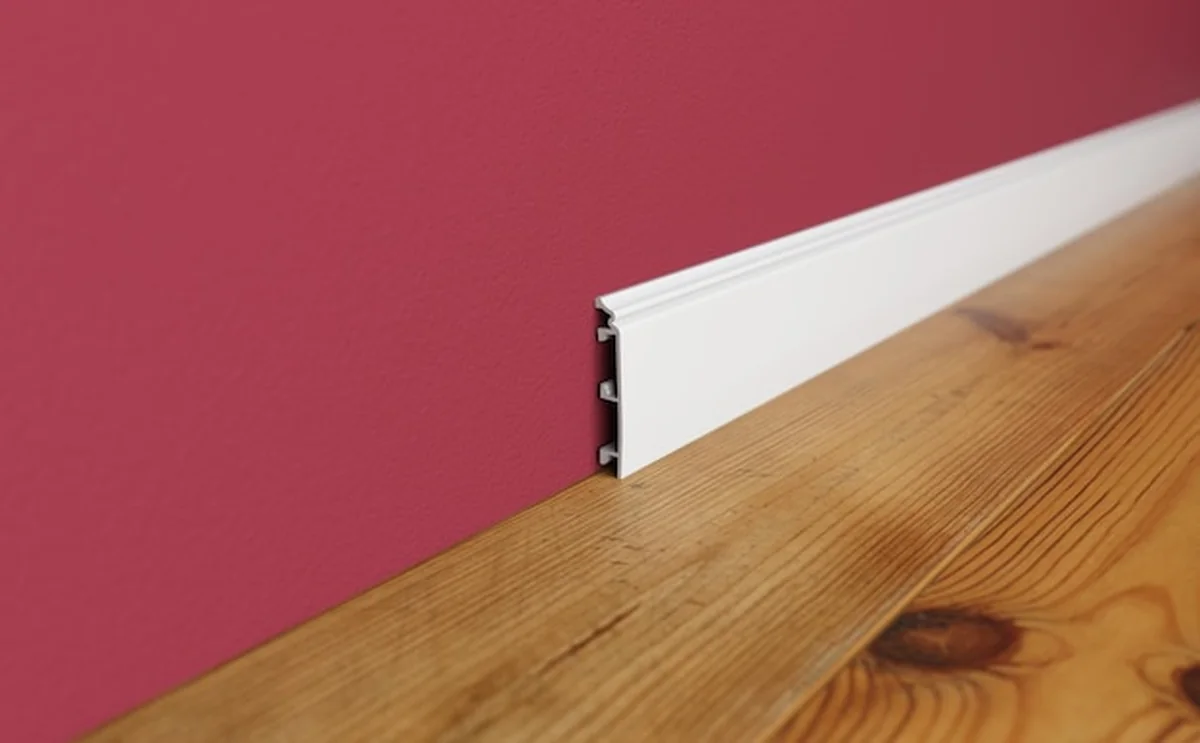 Biała listwa przypodłogowa we wnętrzu