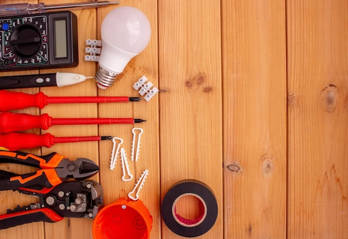 Narzędzia i podzespoły elektroniczne na drewnianej tle