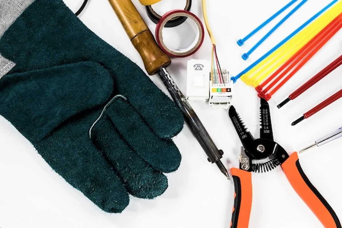 Zestaw narzędzi elektrycznych na białym tle