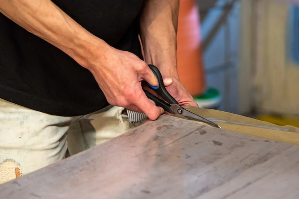 Stolarz pracujący w warsztacie stolarskim