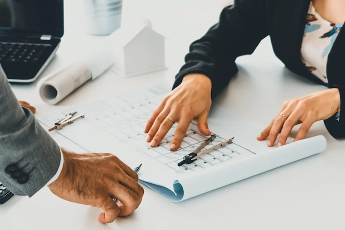 Architekt i inżynier pracujący z rysunkami