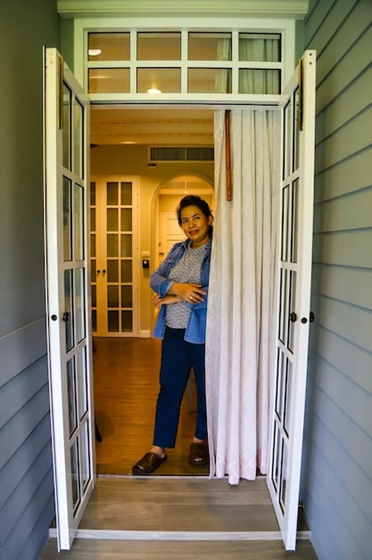 Kobieta stojąca przy drzwiach