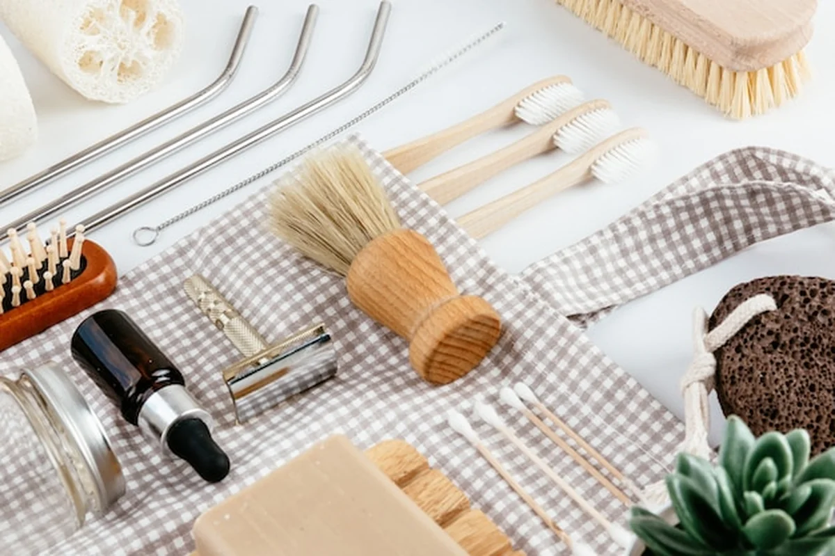 Ekologiczne akcesoria kuchenne i łazienkowe na białym stole