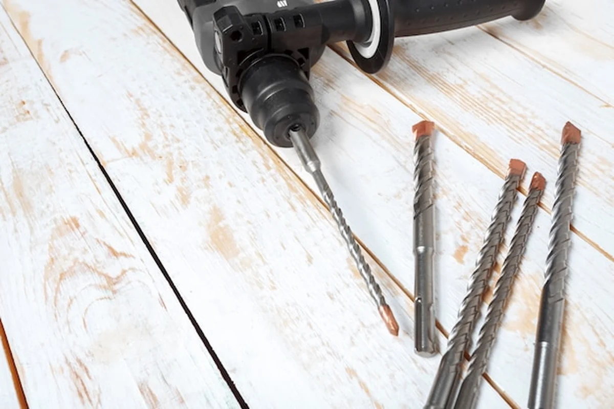 Elektryczna wiertarka udarowa na drewnianym stole