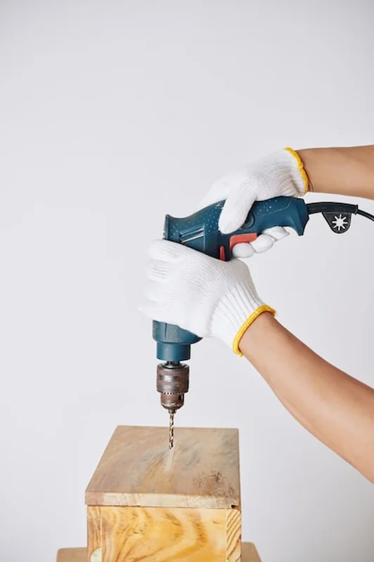 Stolarz wiercący drewno