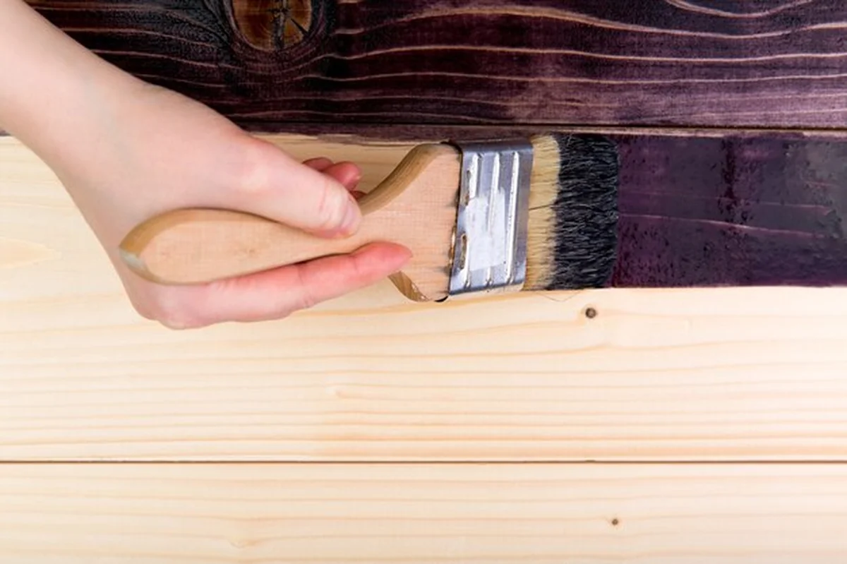 Barwienie drewna pędzlem z góry, zbliżenie