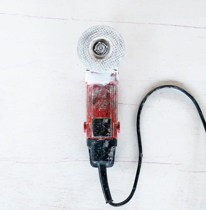 Elektryczna szlifierska maszyna na białym tle