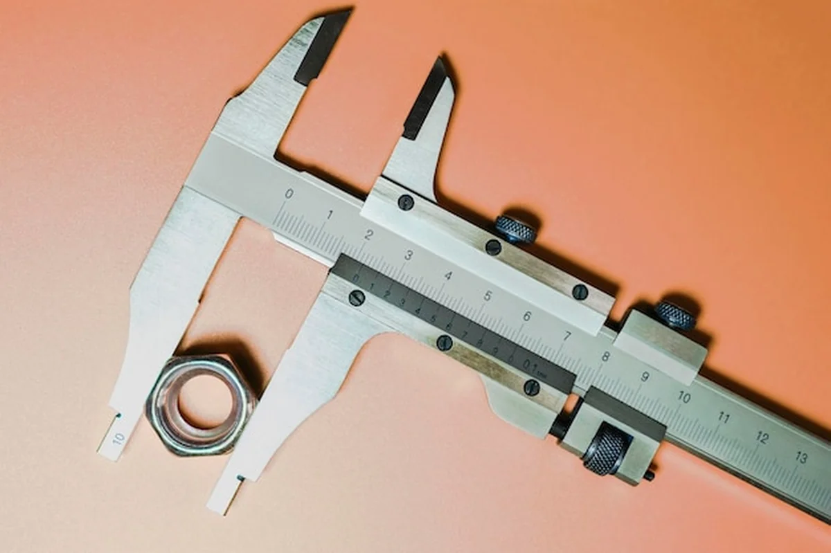 Suwmiarka mierzy części - precyzyjne narzędzie pomiarowe