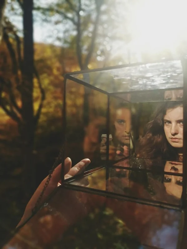 Kobieta odbijająca się na szkle