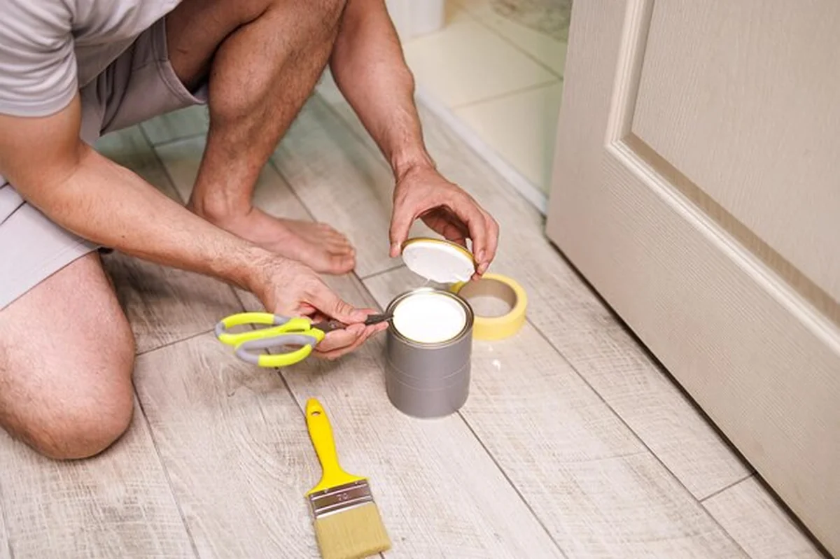 Otwieranie puszki farby nożyczkami