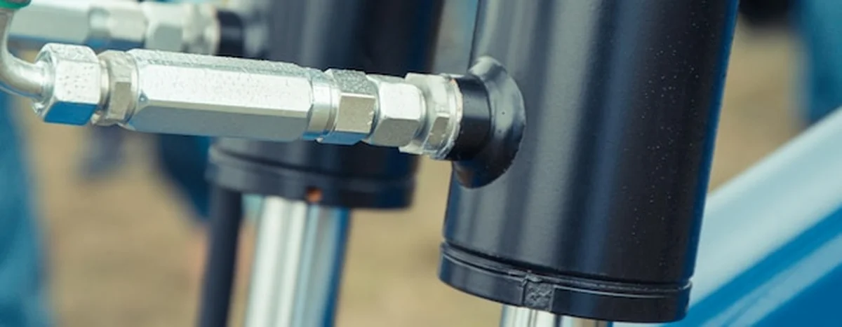 Czarny tłok i mechanizm w maszynie pneumatycznej lub hydraulicznej