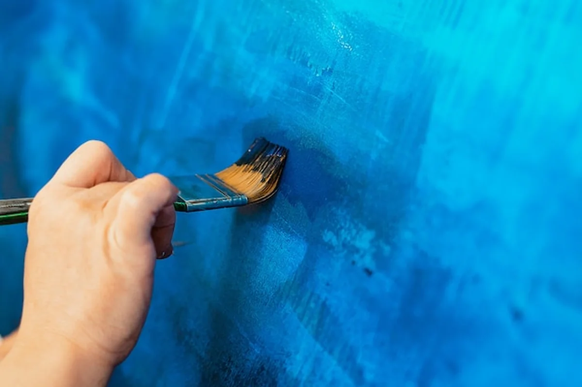 Paleta i pędzle artysty z bliska, obraz w kolorze niebieskim