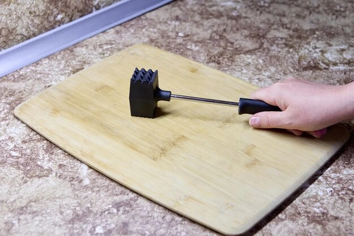 Narzędzie do zmiękczania mięsa z młotkiem mięsnym