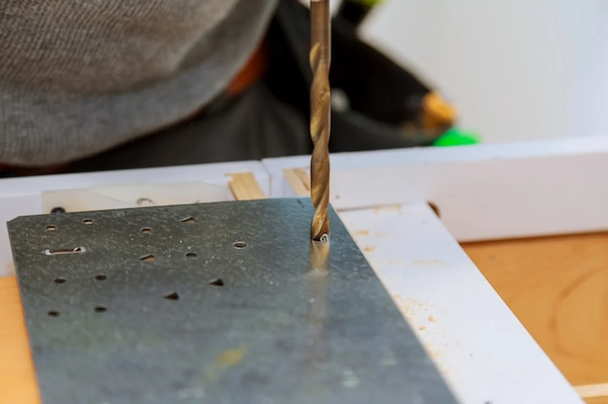 Wiertarka działa na płaskiej stalowej płytce