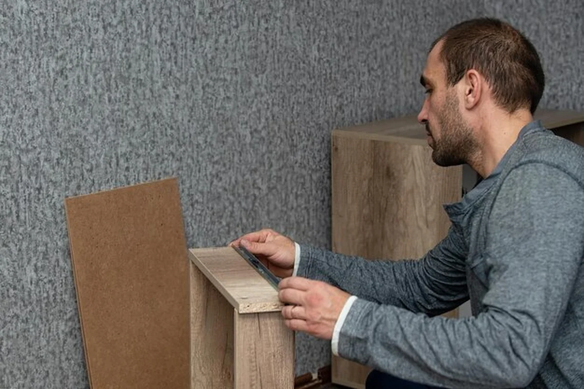 Montaż nowych mebli z instrukcjamiśliwymi rękami