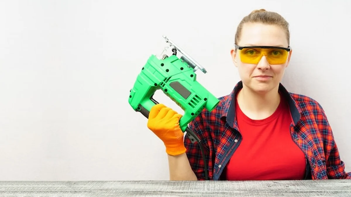 Piękna dziewczyna z elektryczną układanką na białej ścianie