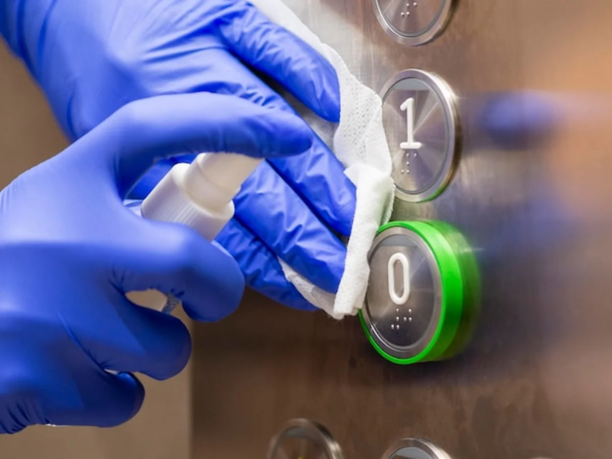 Dezynfekcja przycisków windy