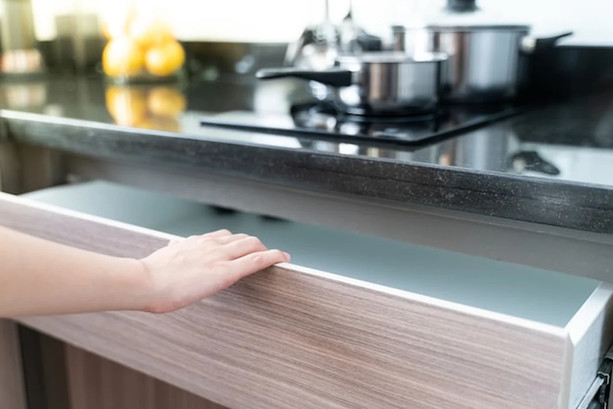 Drewniana szuflada kuchenna do otwierania ręcznego