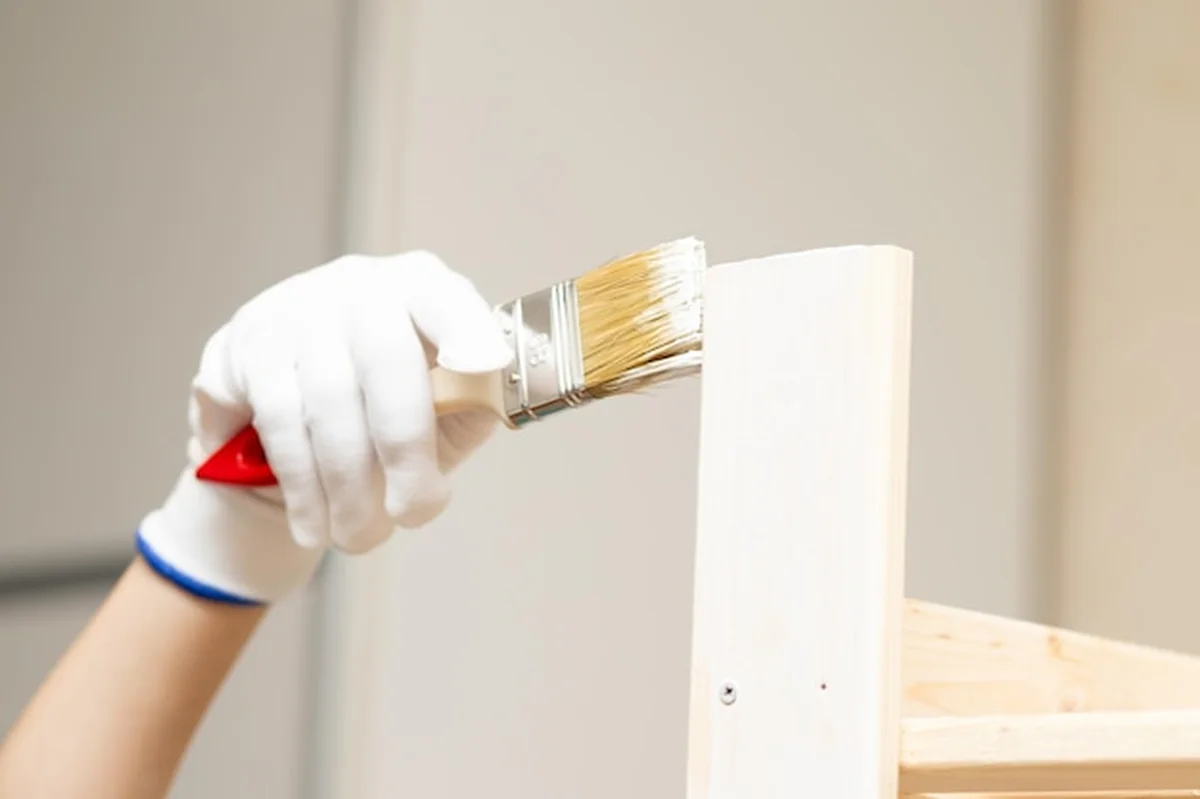 Ręcznie malowane deski białą farbą