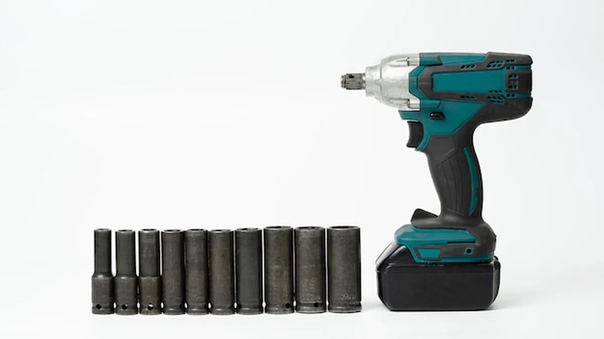 Elektryczny klucz udarowy na białym tle