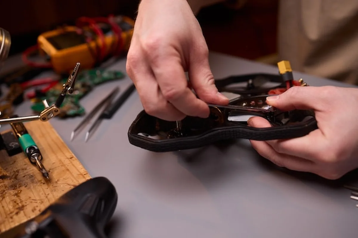 Naprawa elektroniki z użyciem różnych narzędzi i elementów
