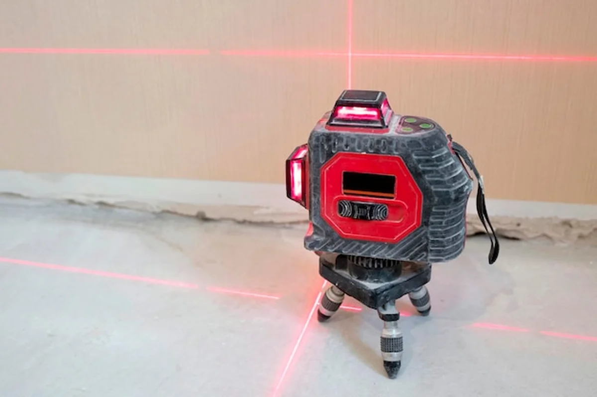 Poziom lasera budowlanego na tle ściany