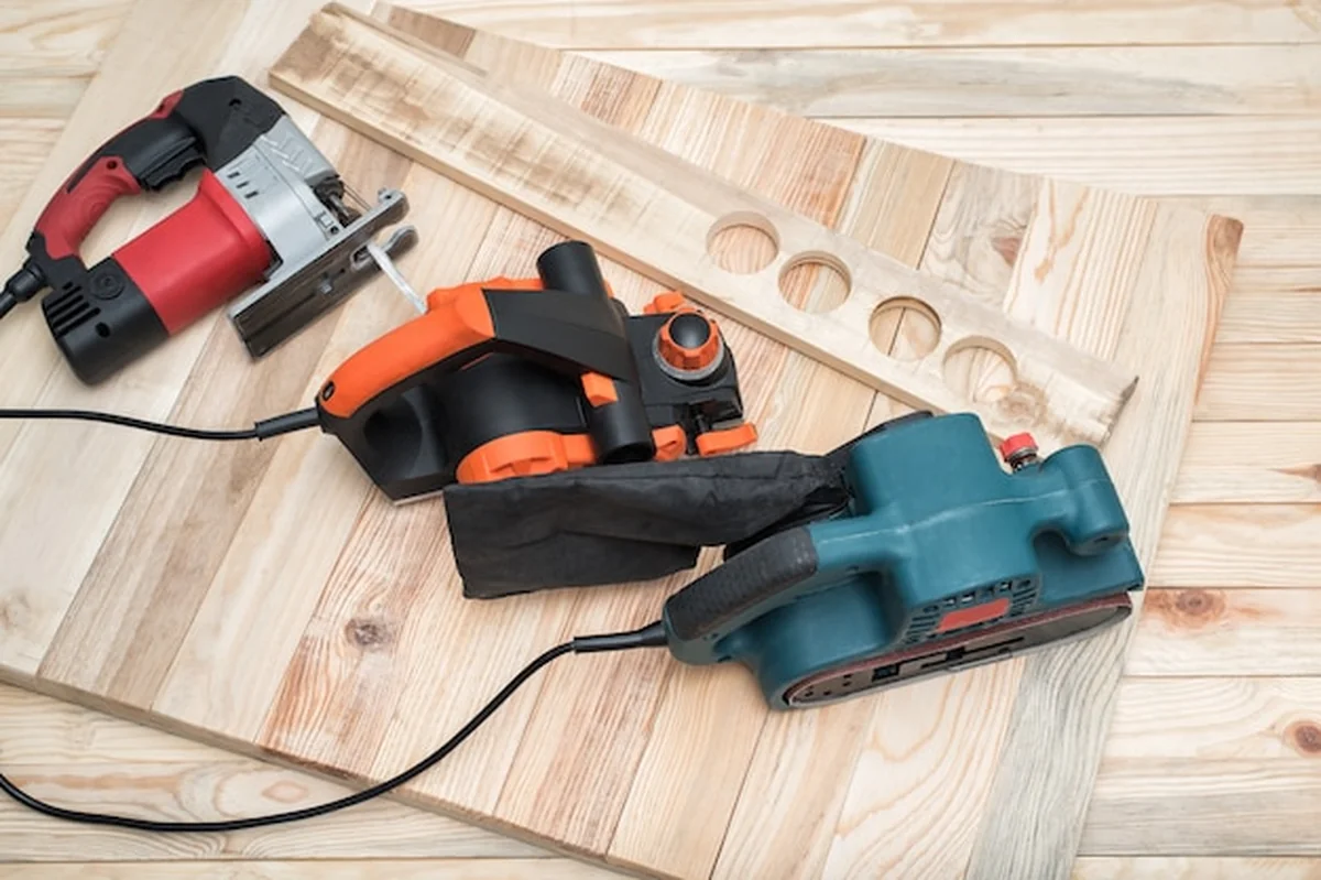 Zestaw ręcznych elektronarzędzi do obróbki drewna