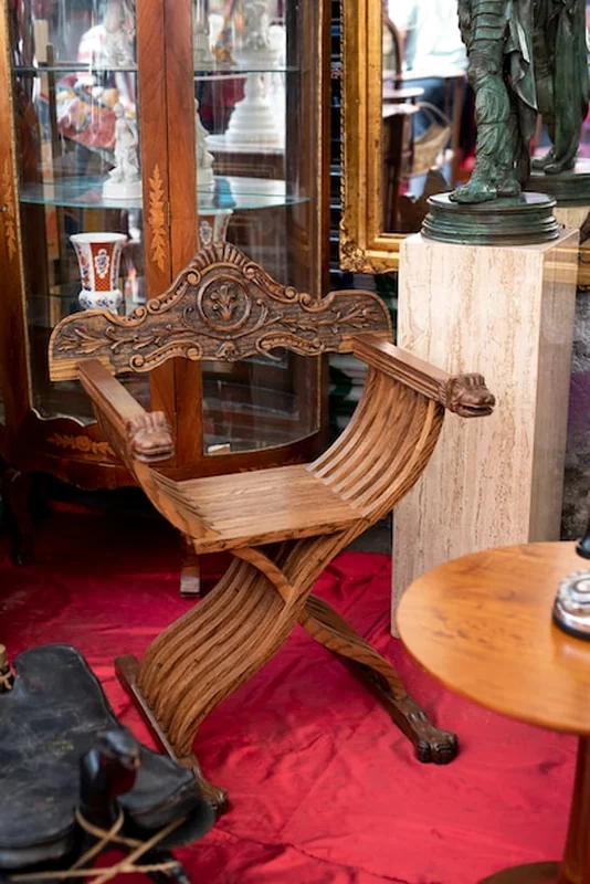 Stare krzesło z wysokim kątem na rynku wtórnym