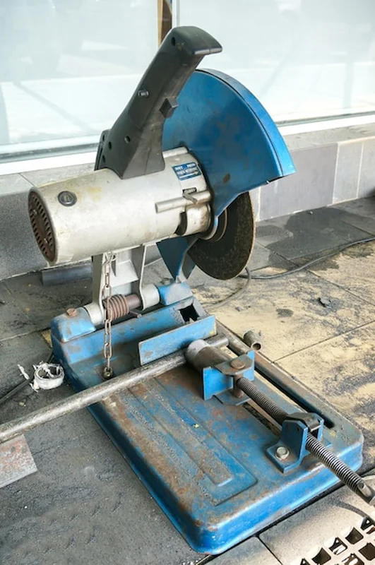 Cięcie metalu szlifierką stacjonarną