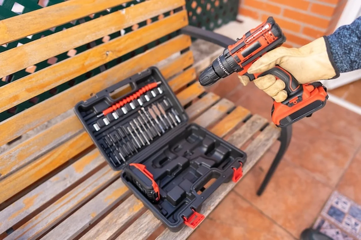 Walizka narzędziowa z wiertarką i śrubokrętem z bateriami