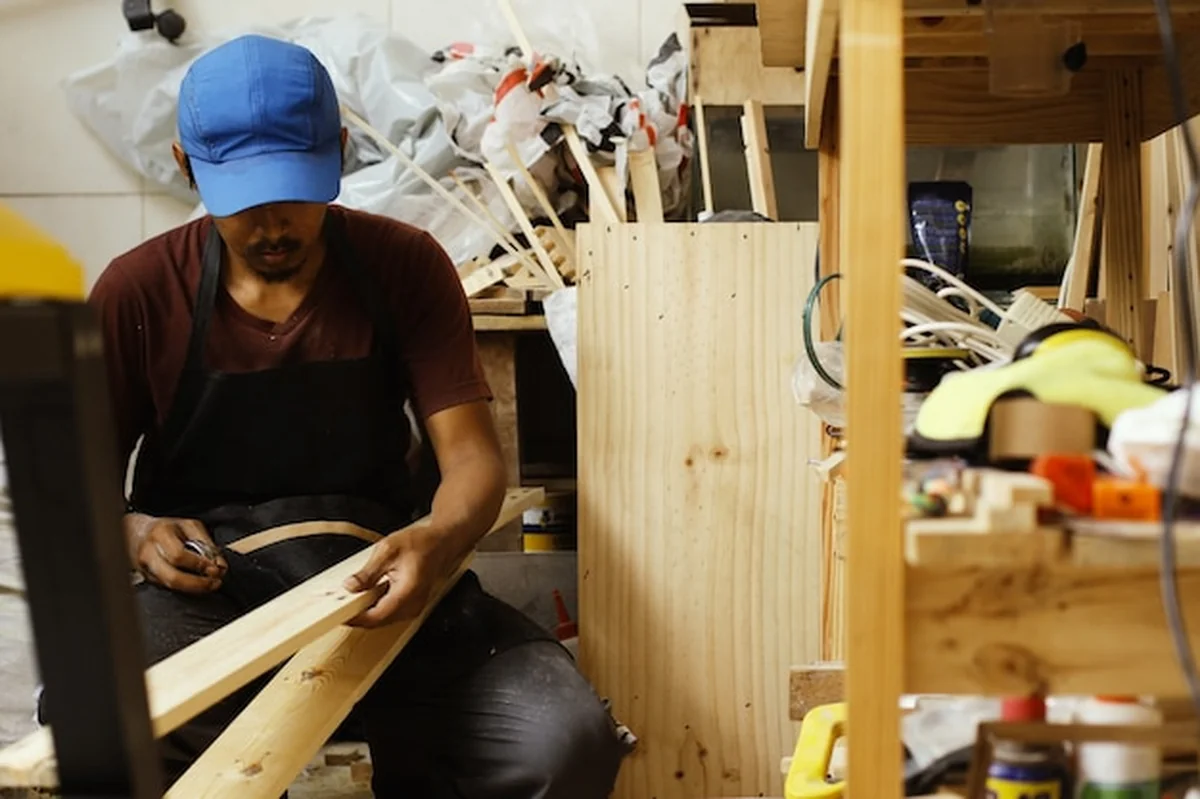 Stolarz pracujący w warsztacie