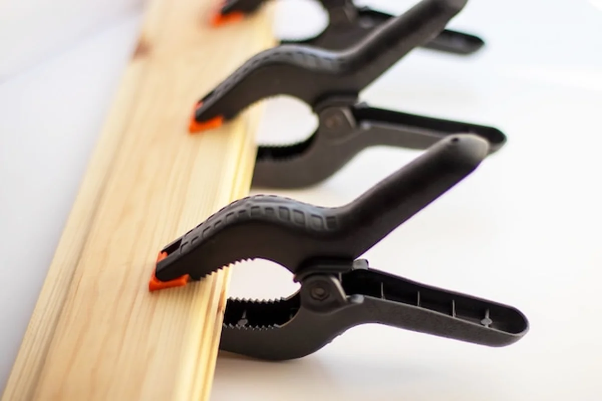 Plastikowe zaciski sprężynowe zaciskają się do sklejenia dwóch kawałków drewna