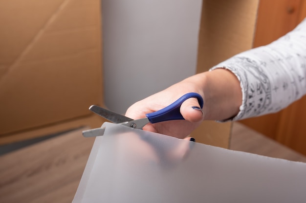 Czym przykleić lustro do płyty meblowej? Sprawdź najlepsze kleje