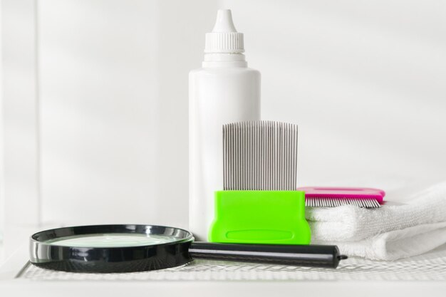 Czym zmyć korektor? Najskuteczniejsze sposoby na plamy