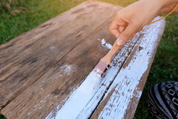 Jak usunąć lakierobejcę z drewna? Sprawdzone metody