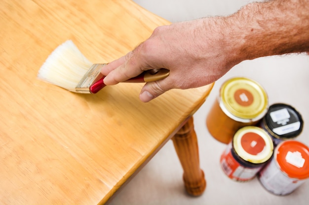 Jak zamaskować odpryski na meblach lakierowanych? Porady naprawcze