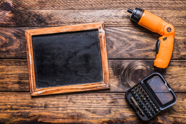 Jak zrobić tablicę na narzędzia w warsztacie? Porady dla majsterkowiczów