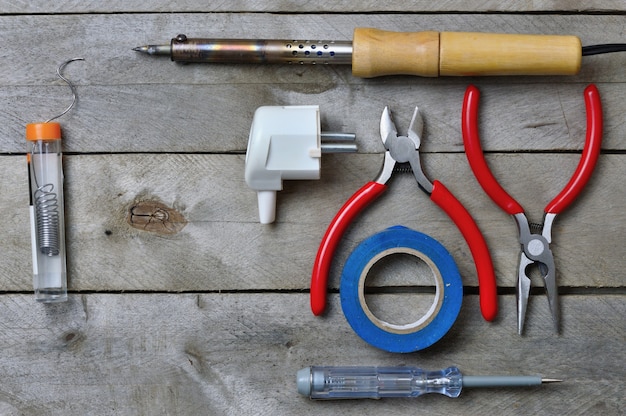 Jakie narzędzia dla elektryka są niezbędne w pracy?