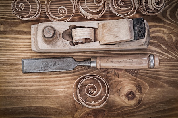 Jakie są narzędzia do obróbki drewna? Przewodnik po narzędziach stolarskich