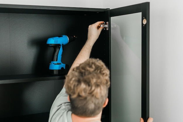 Mocowanie szafy do ściany bez wiercenia – jak to zrobić?